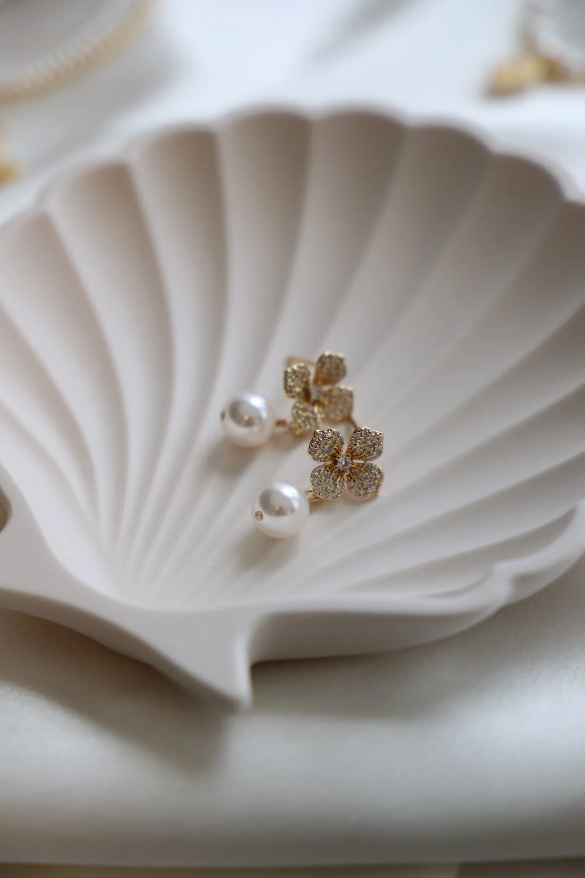 FLORA PEARL STUDS