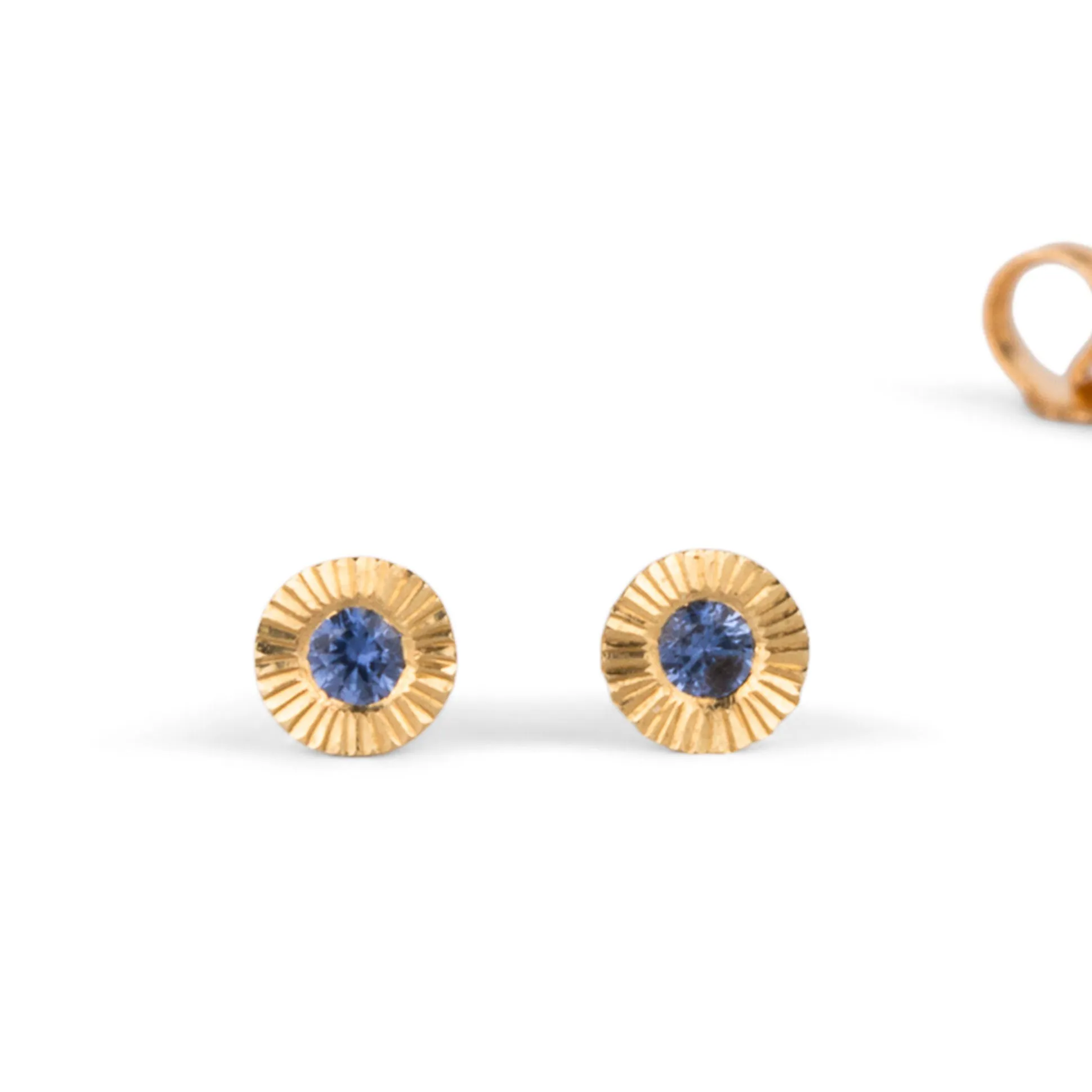 Small Aurora Blue Sapphire Stud Earring in Yellow Gold