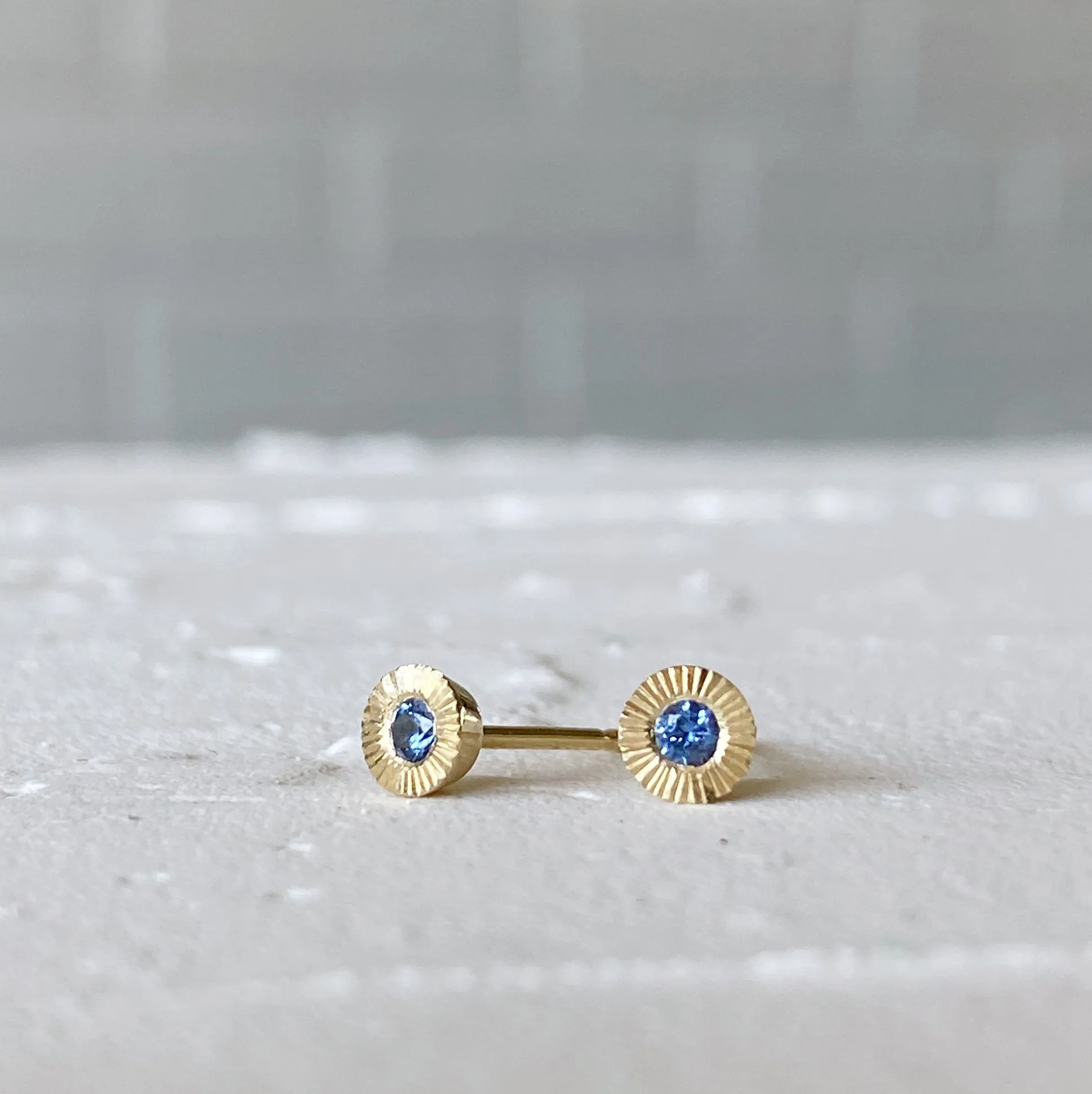 Small Aurora Blue Sapphire Stud Earring in Yellow Gold