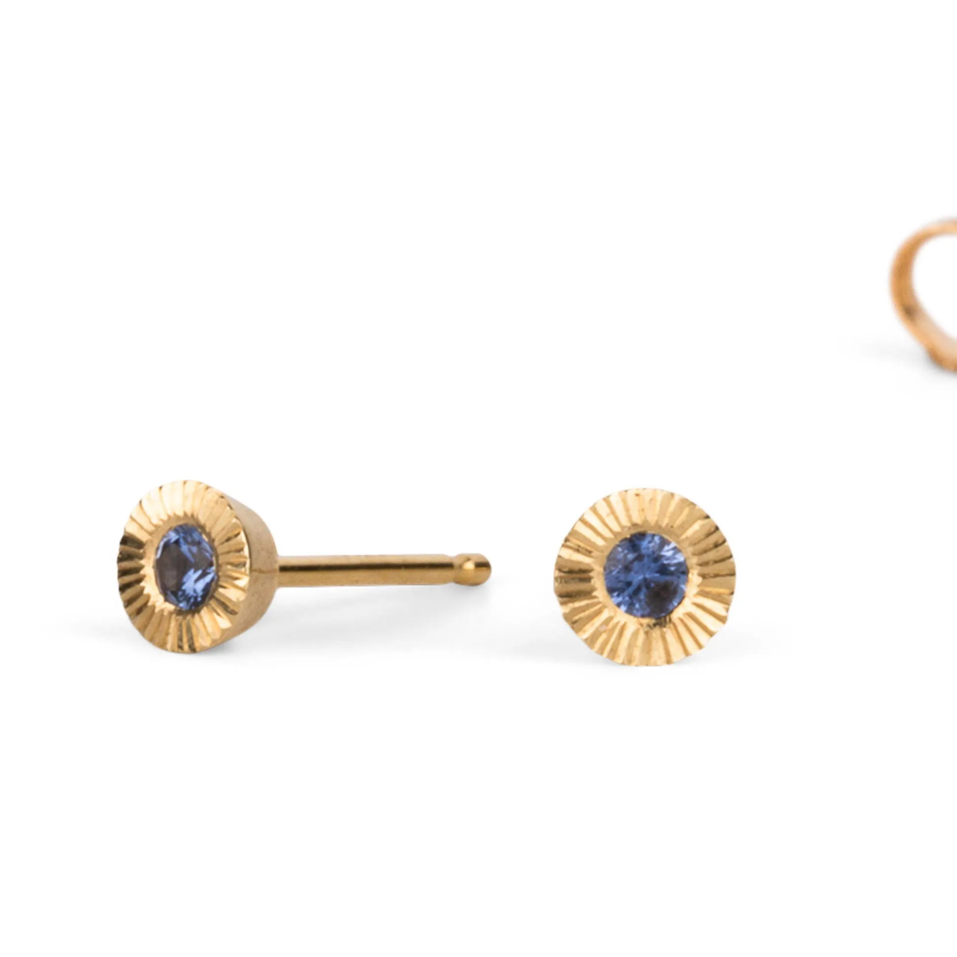 Small Aurora Blue Sapphire Stud Earring in Yellow Gold