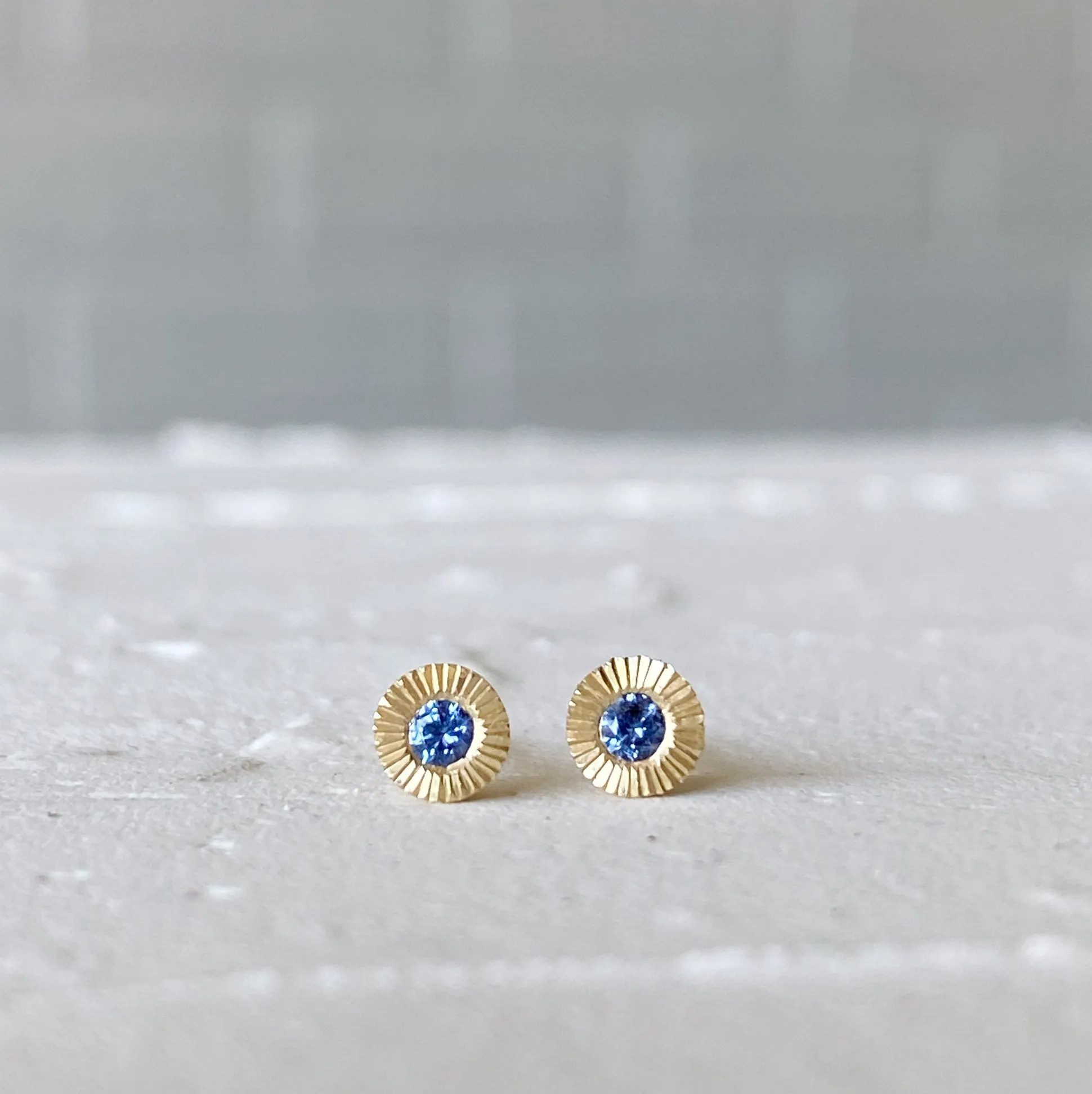 Small Aurora Blue Sapphire Stud Earring in Yellow Gold