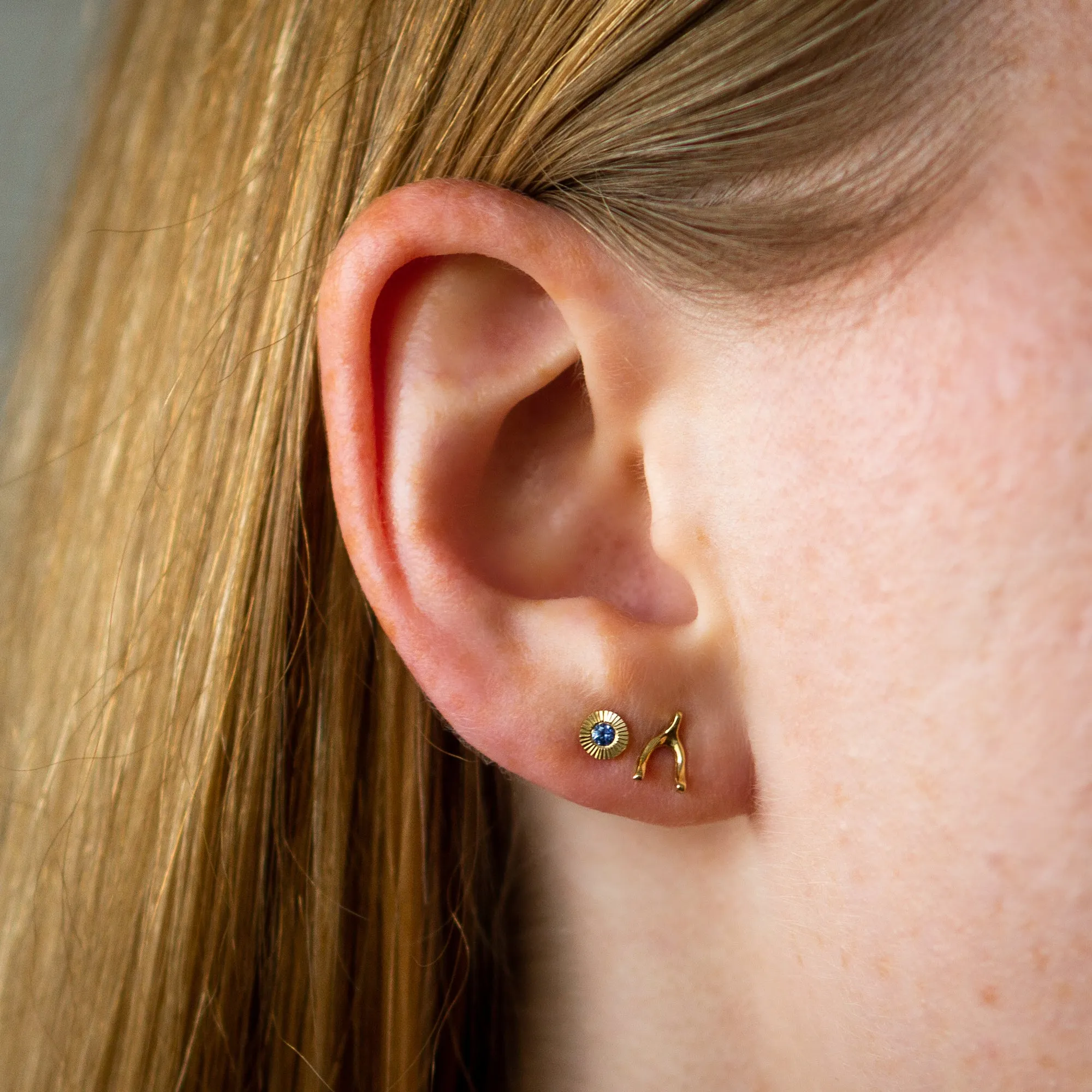 Small Aurora Blue Sapphire Stud Earring in Yellow Gold